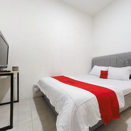 Reddoorz At Flamboyan Harapan Indah Bekasi Exterior foto