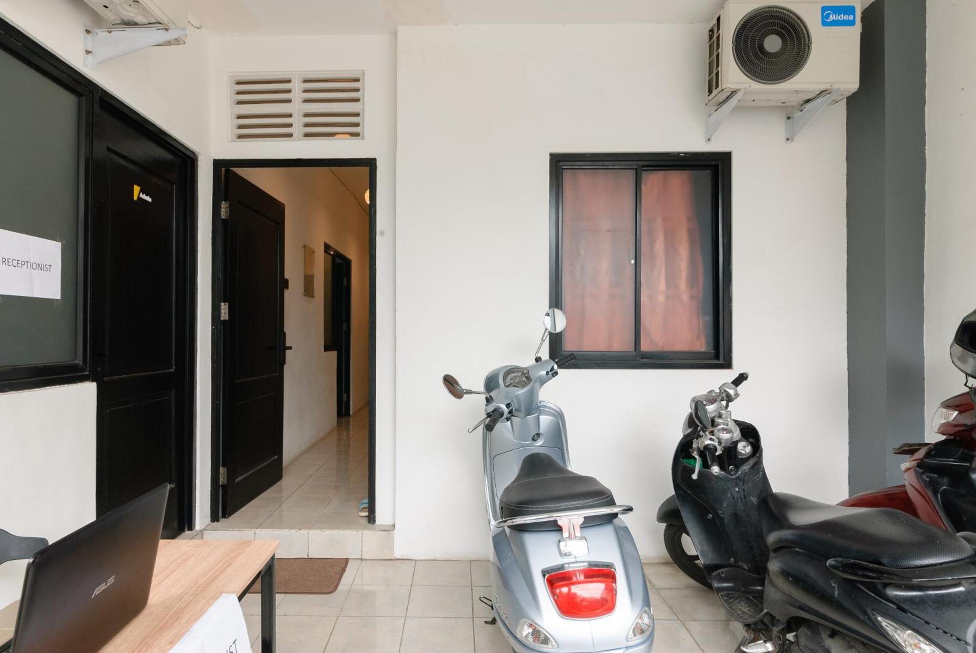 Reddoorz At Flamboyan Harapan Indah Bekasi Exterior foto