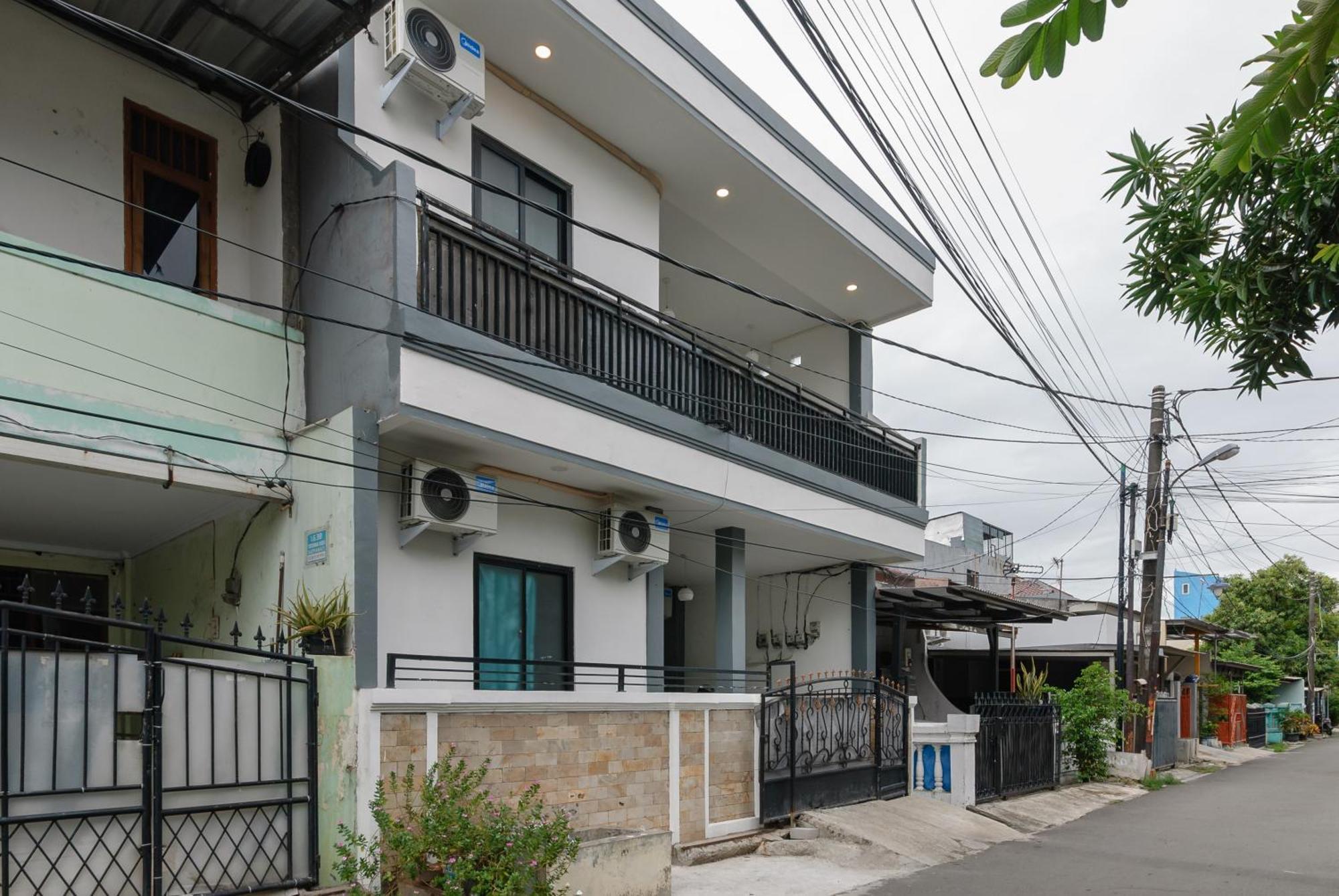 Reddoorz At Flamboyan Harapan Indah Bekasi Exterior foto