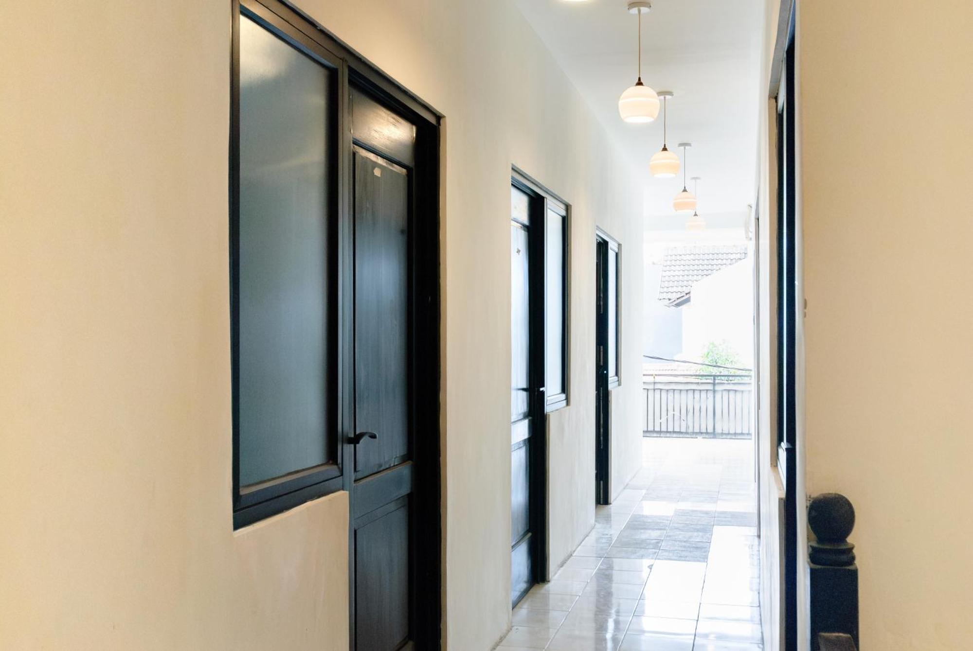 Reddoorz At Flamboyan Harapan Indah Bekasi Exterior foto