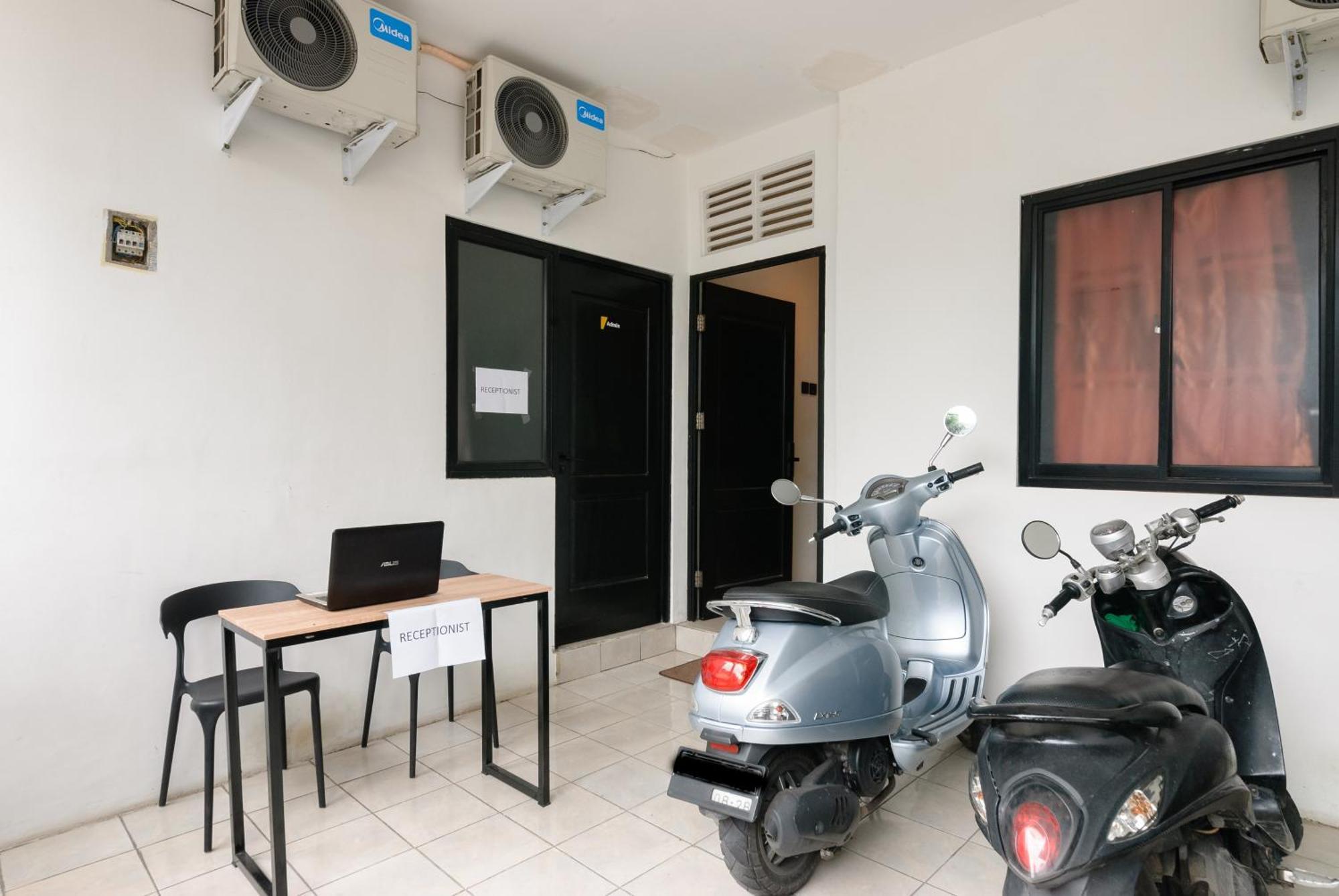 Reddoorz At Flamboyan Harapan Indah Bekasi Exterior foto