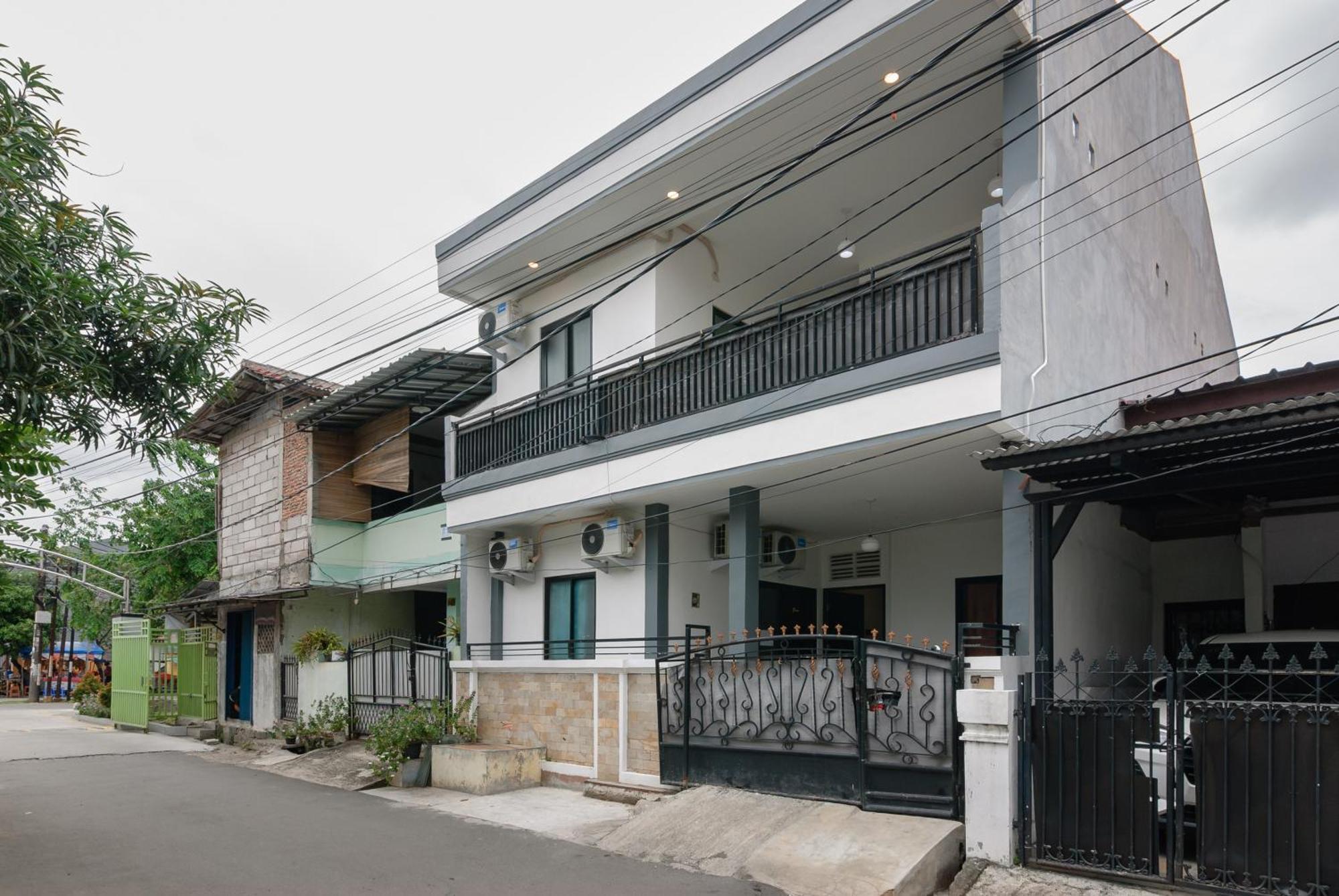 Reddoorz At Flamboyan Harapan Indah Bekasi Exterior foto
