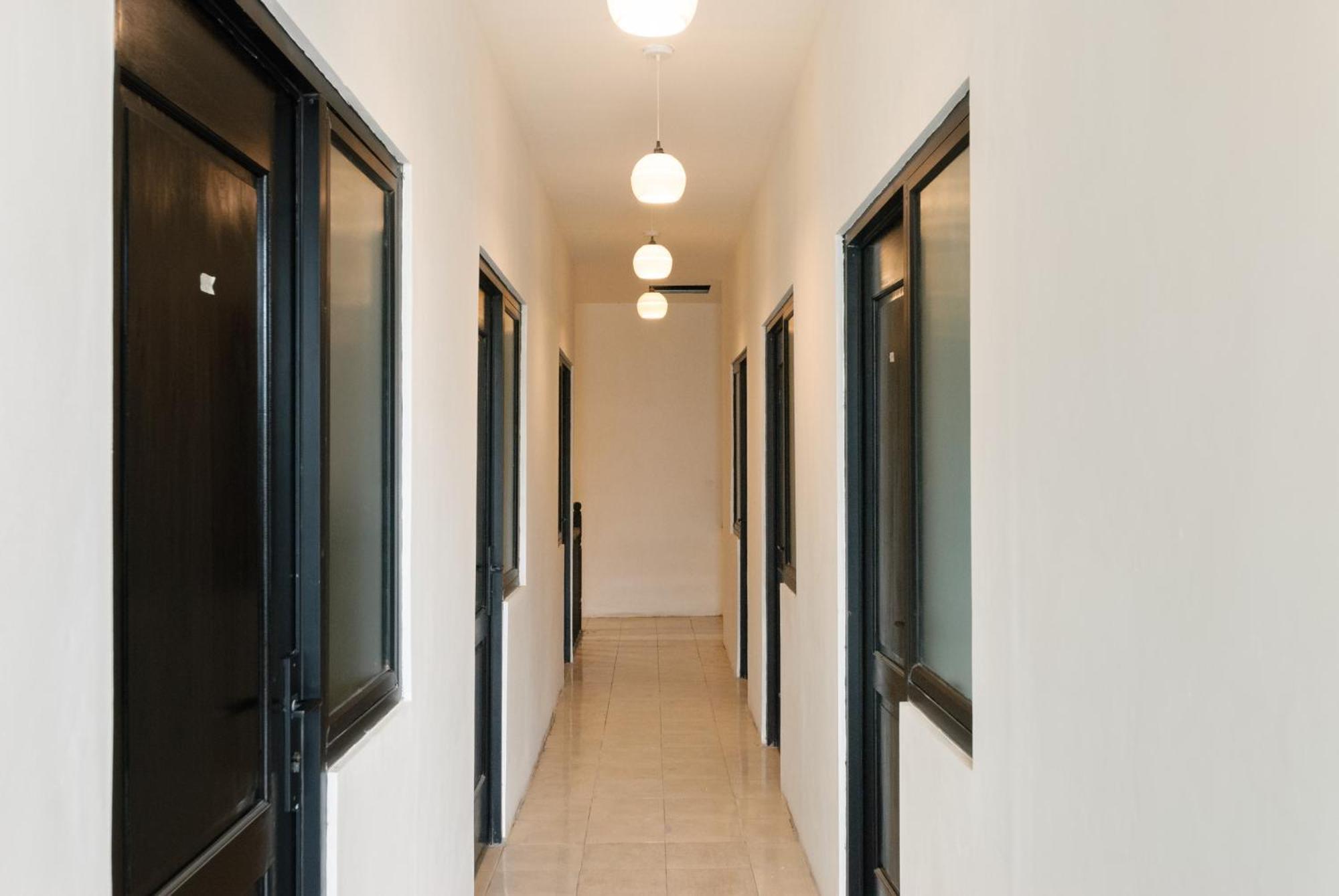 Reddoorz At Flamboyan Harapan Indah Bekasi Exterior foto