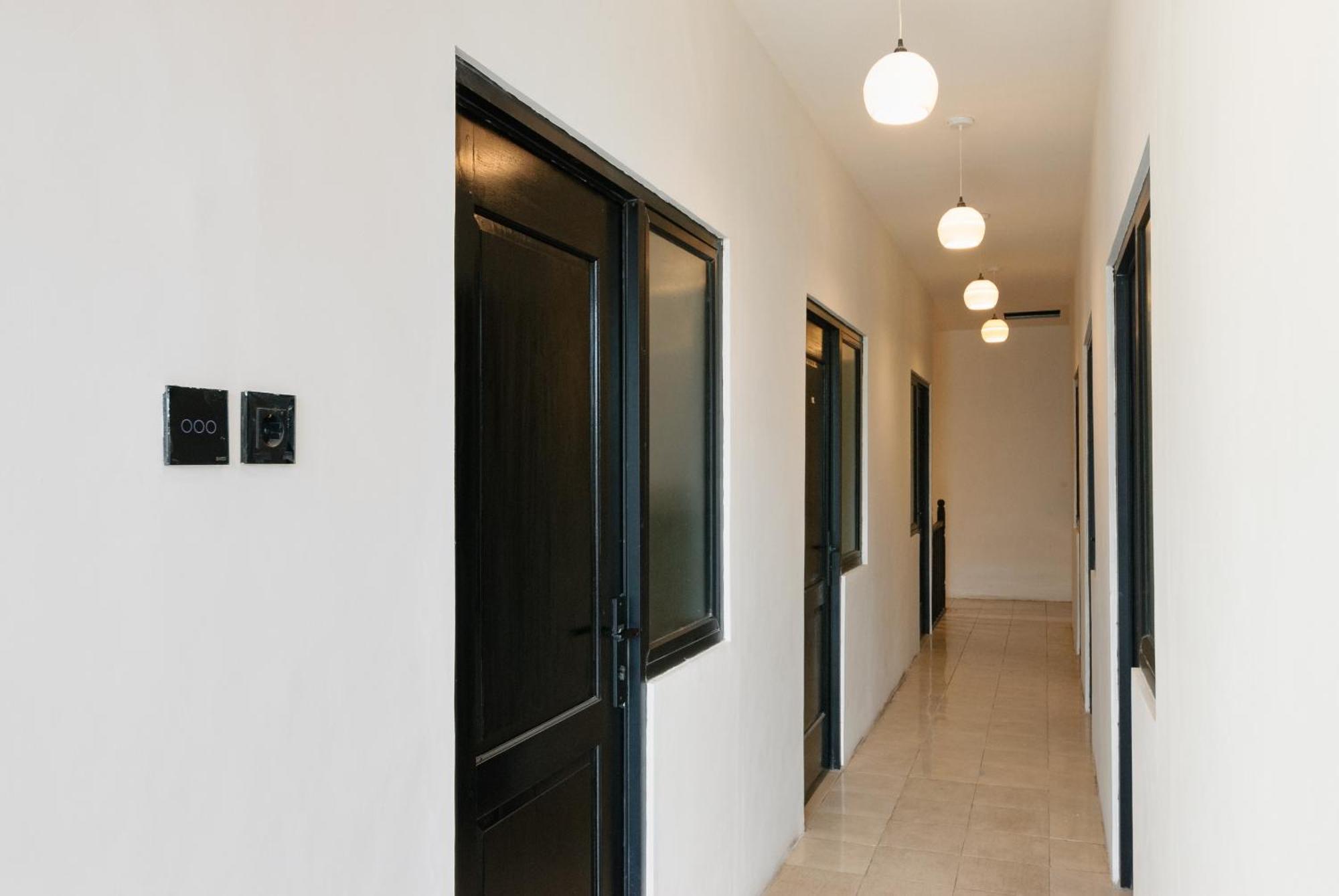 Reddoorz At Flamboyan Harapan Indah Bekasi Exterior foto