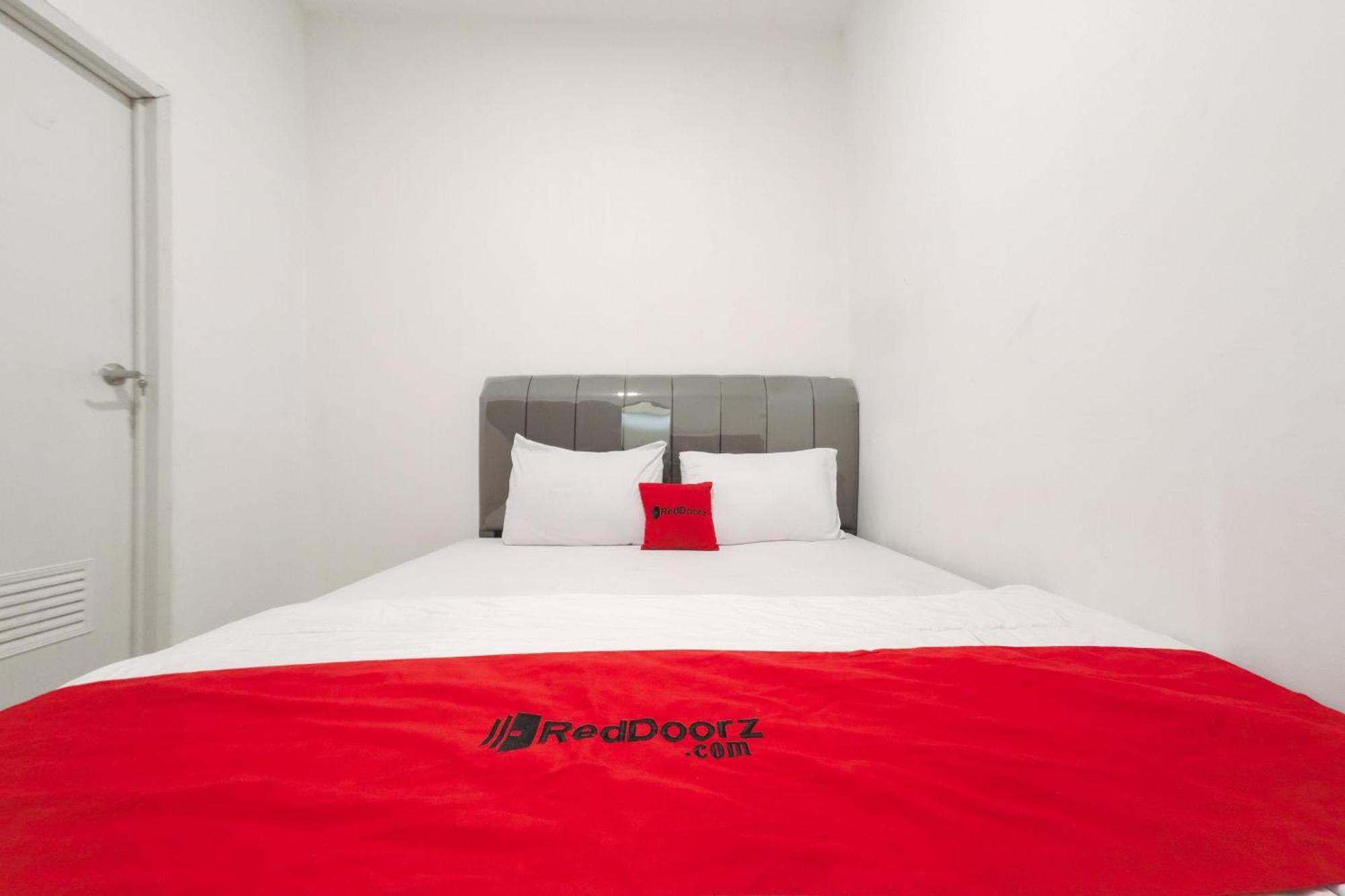Reddoorz At Flamboyan Harapan Indah Bekasi Exterior foto