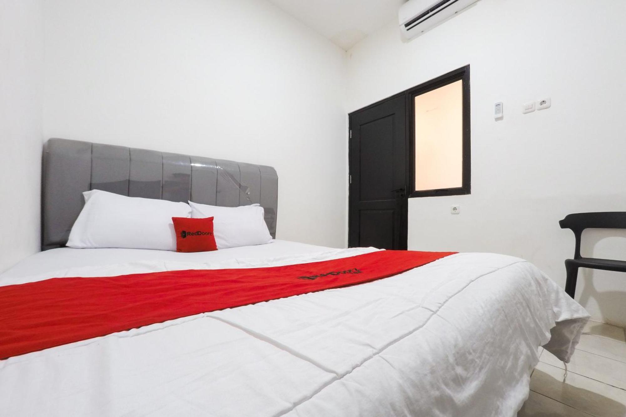 Reddoorz At Flamboyan Harapan Indah Bekasi Exterior foto