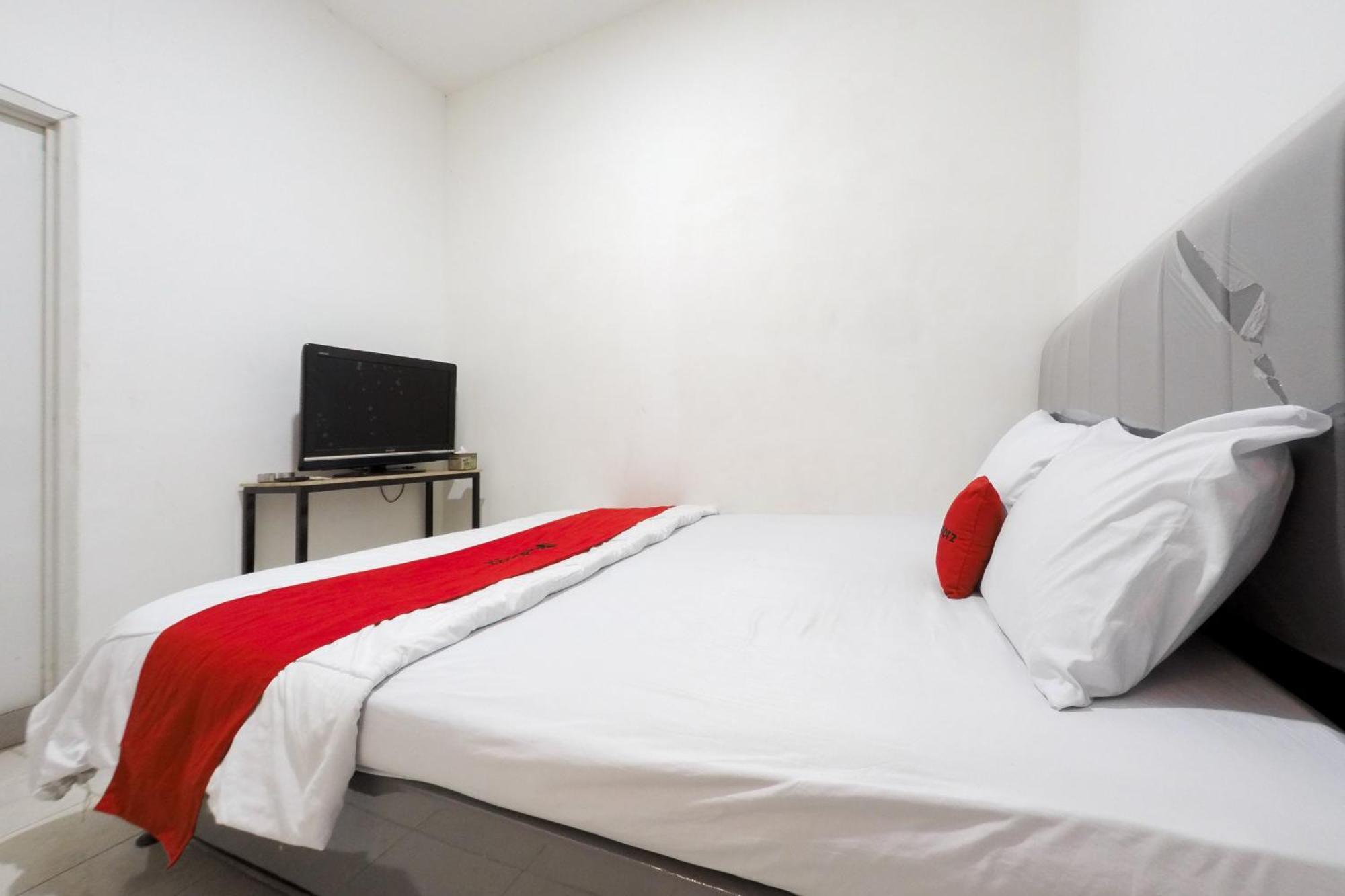 Reddoorz At Flamboyan Harapan Indah Bekasi Exterior foto