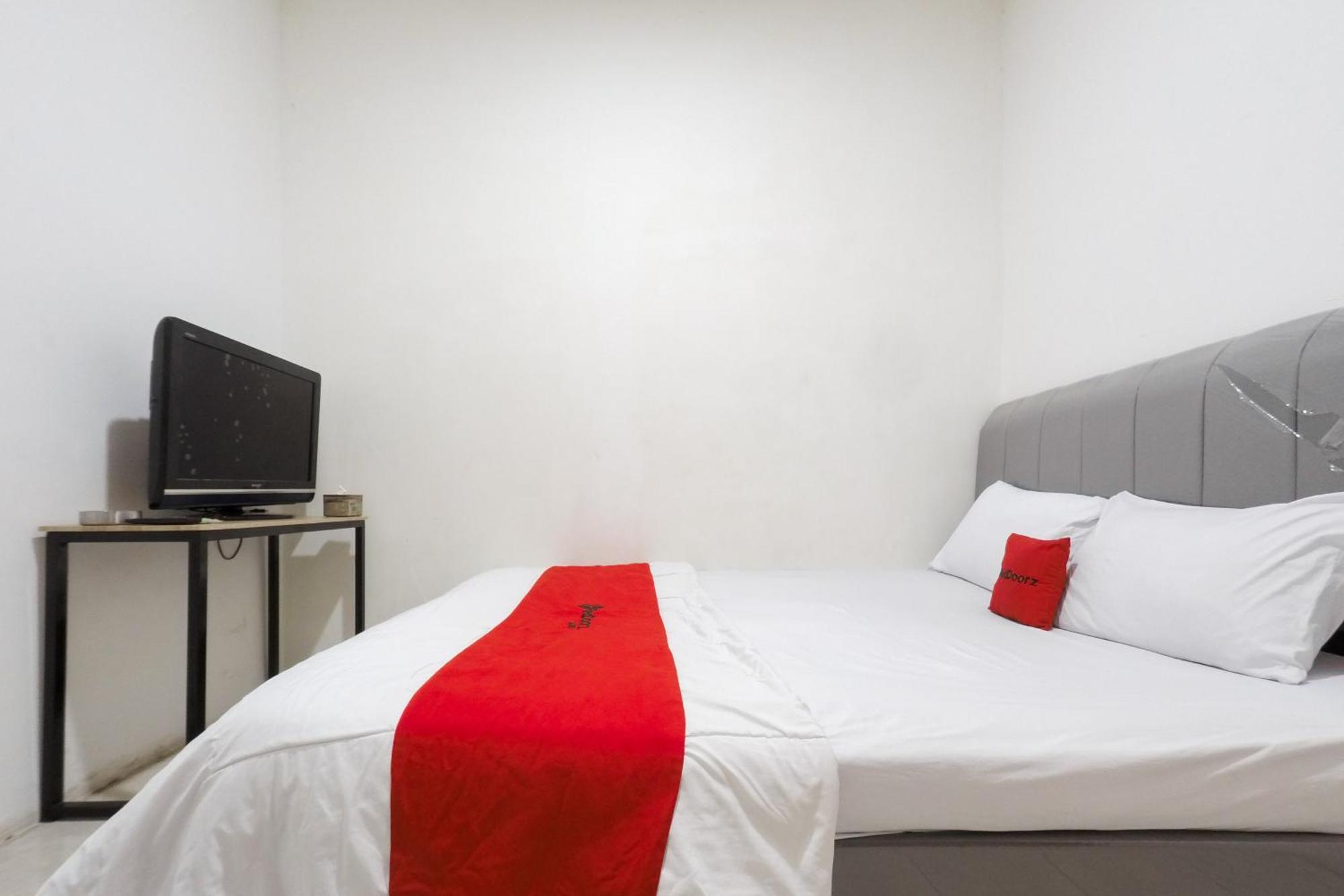 Reddoorz At Flamboyan Harapan Indah Bekasi Exterior foto