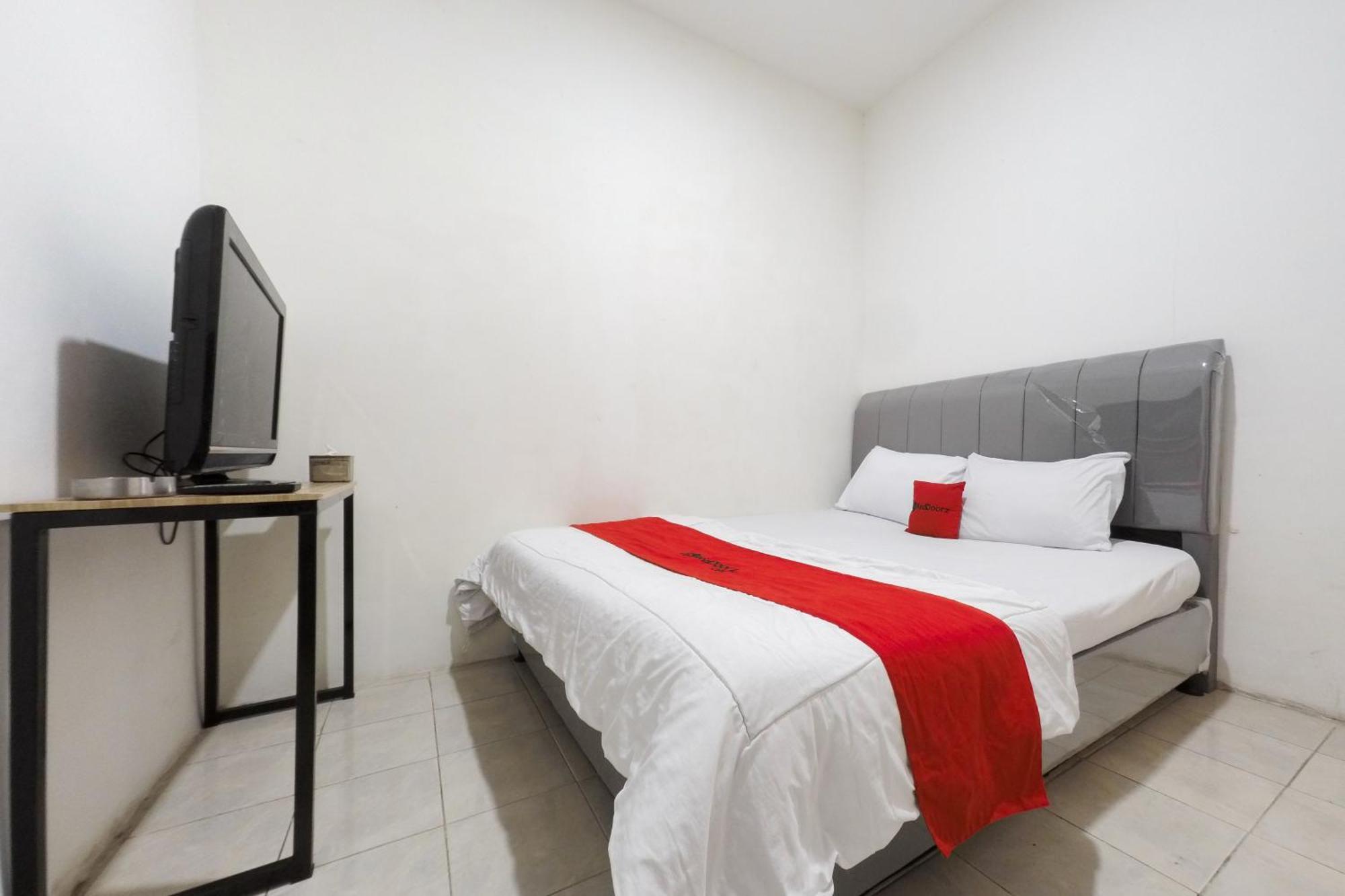 Reddoorz At Flamboyan Harapan Indah Bekasi Exterior foto